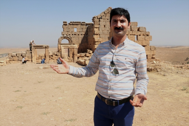 Zerzevan Kalesi'nde bin 700 yıllık kaya mezarlığı ve gizli geçit bulundu